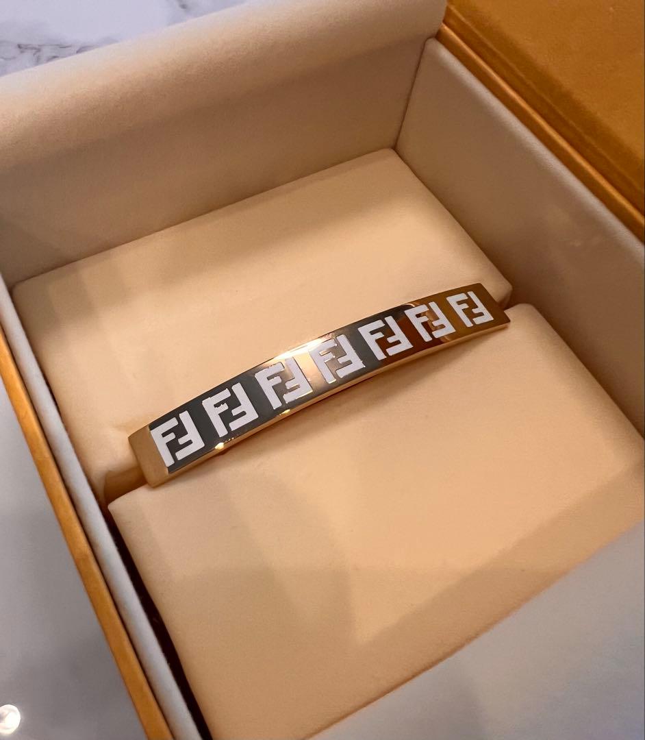 美品 FENDI ヘアアクセサリー バレッタ