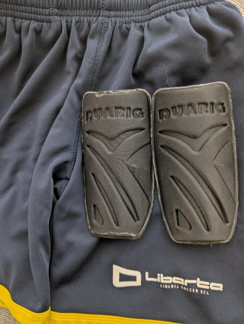 美品【（160）サッカー リベルタのユニフォーム4点・ソックス・スネあて】