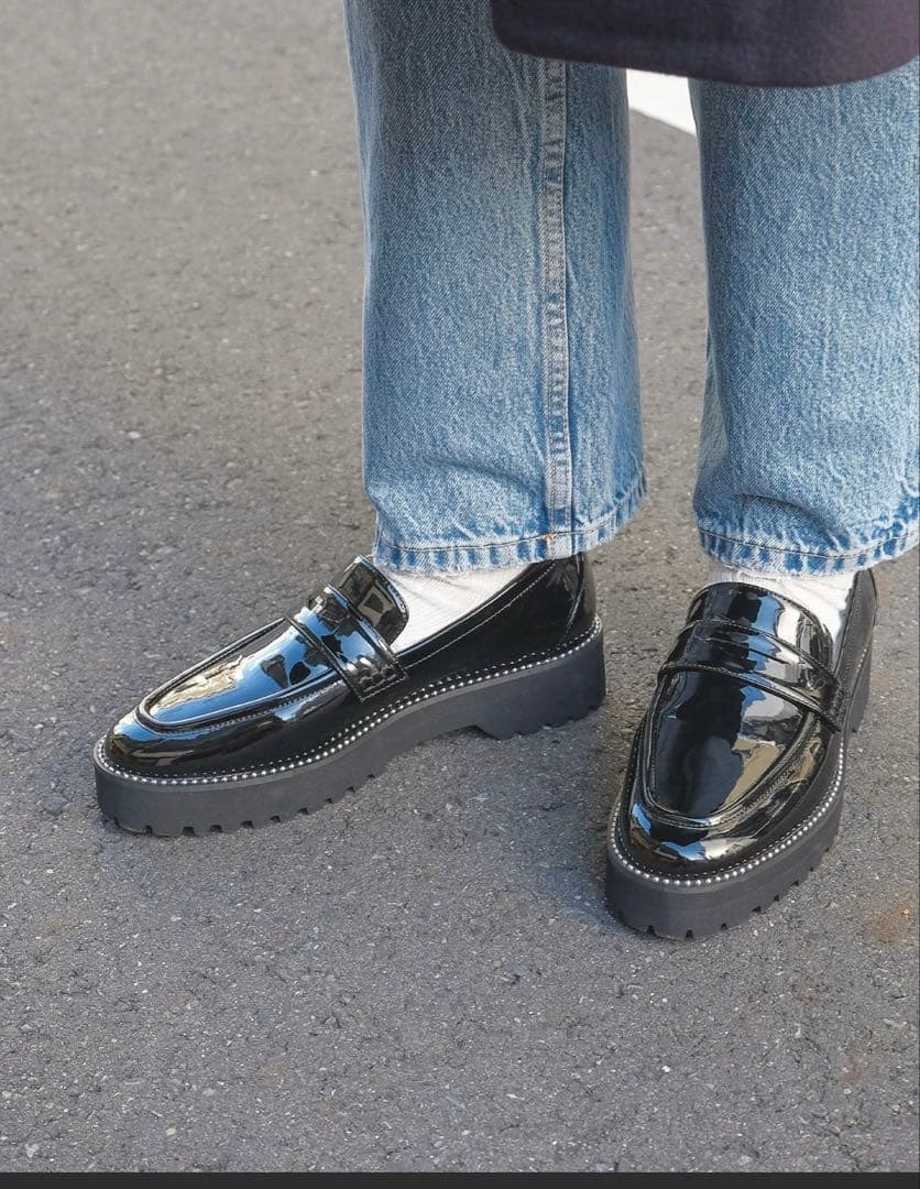 黒の光沢ローファー厚底ソール