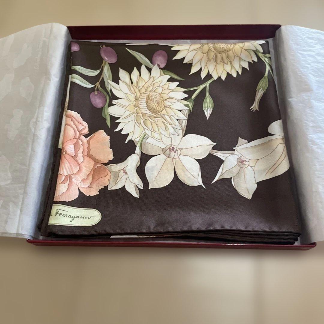 Ferragamo 花柄シルクハンカチ