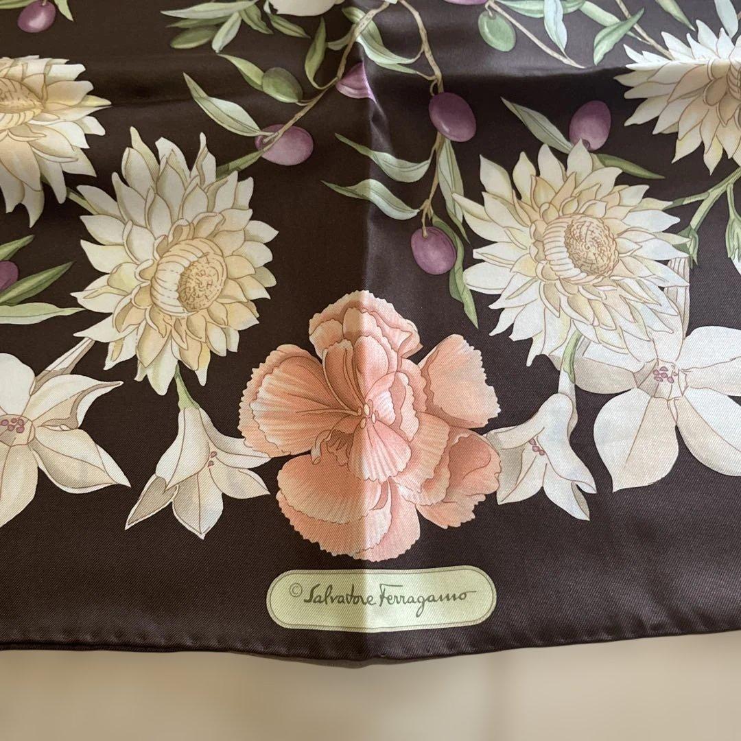 Ferragamo 花柄シルクハンカチ