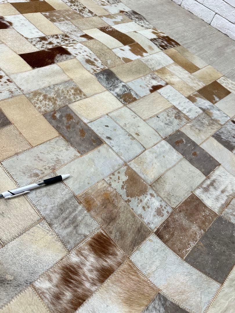 【東京都内23区配送無料】定価8万円　牛革　ラグ　カーペット　パッチワーク　絨毯