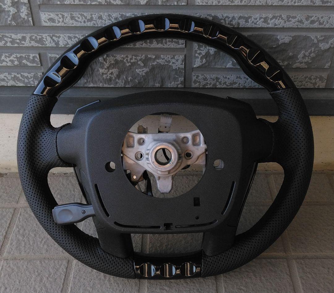 トヨタ アクア NHP10 社外ハンドル ピアノブラック パンチングレザー 美品