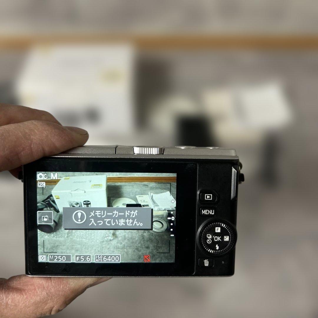 「美品」Nikon 1 J4 ミラーレスカメラ ダブルズームキット