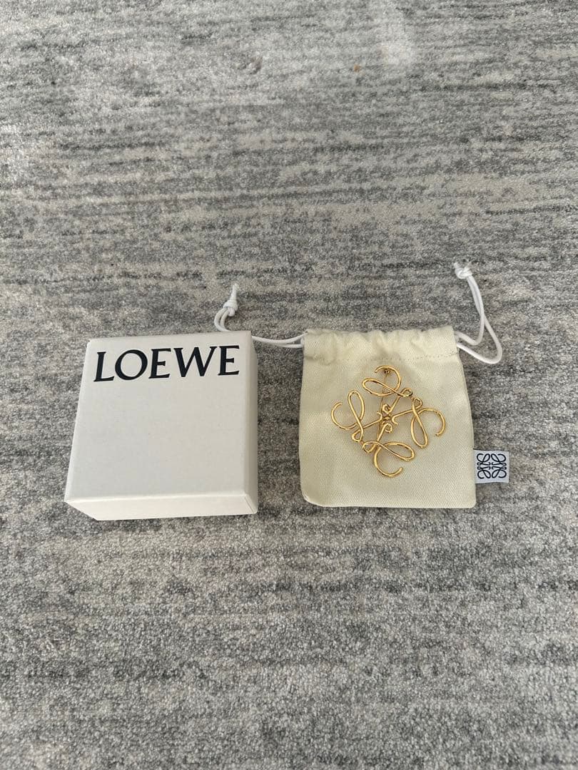 LOEWE アナグラムブローチ　ゴールド