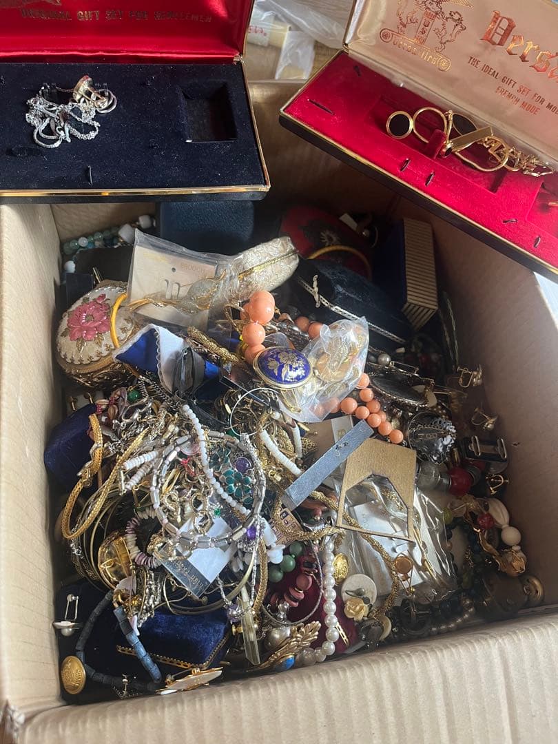 ワ*ン様 ジュエリーセット ジュエリーの詰め合わせセット（8.1kg）箱付き ア