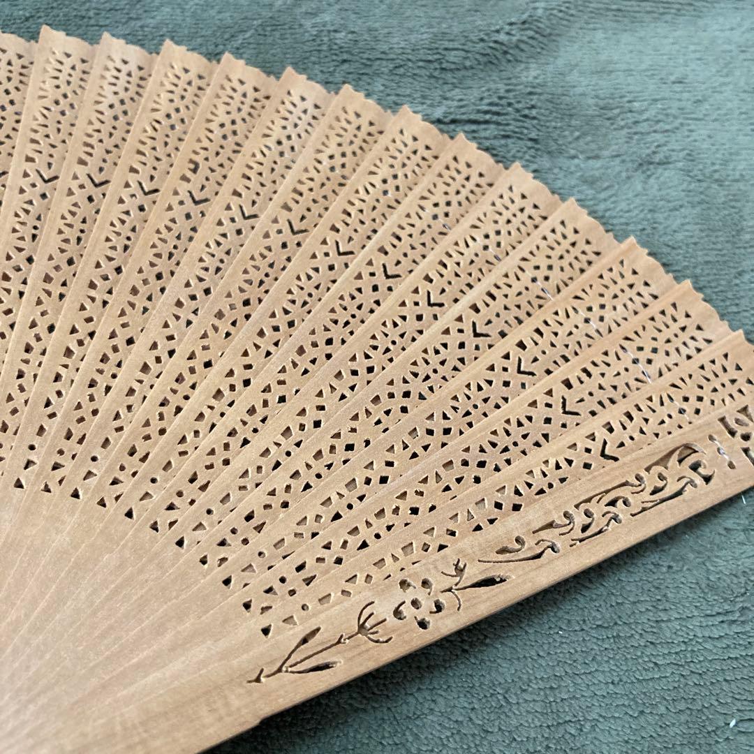 希少　白檀扇 桐箱付き：白檀扇子透かし彫り 白檀