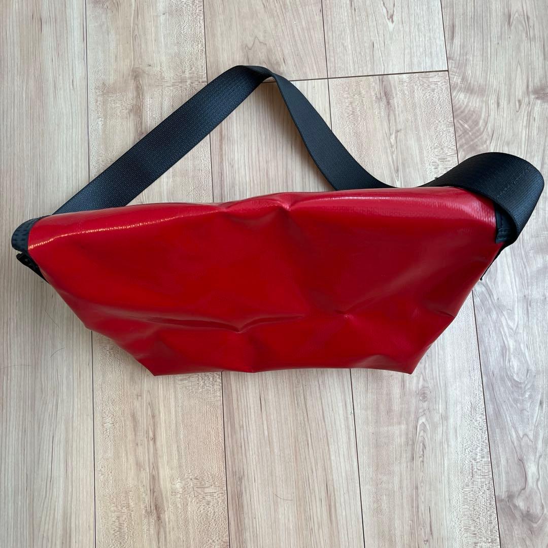 FREITAG フライターグ ショルダーバッグ　メッセンジャーバック　赤黒
