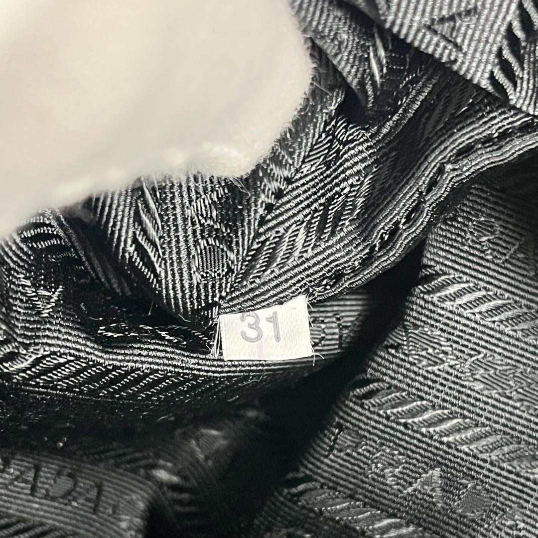 外観美品 プラダ ミニボストンバッグ 三角ロゴプレート ナイロン 肩掛け可能 黒