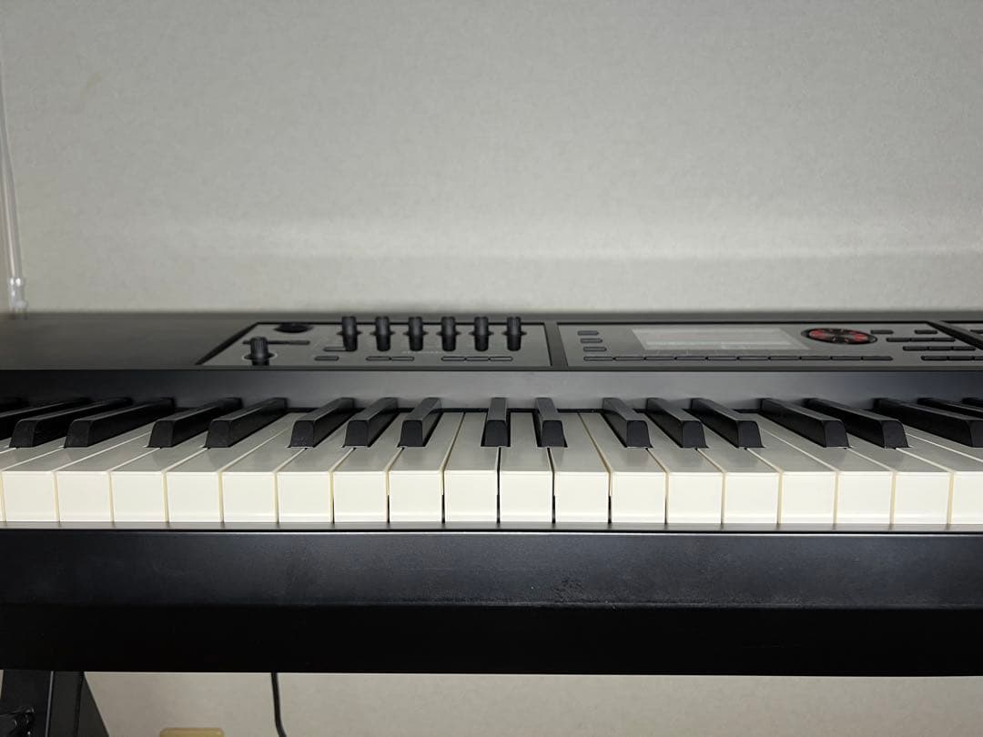 ROLAND FA-08　88鍵キーボードシンセサイザー