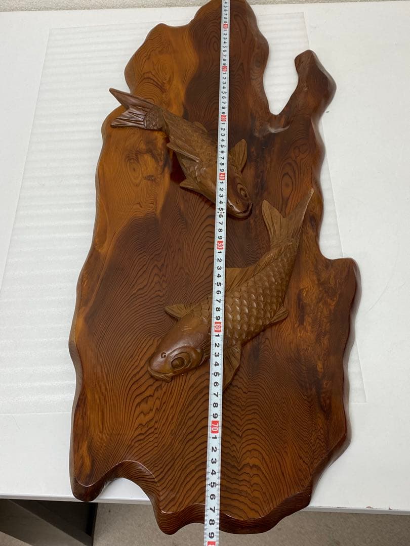 3-3292 屋久杉で作られた鯉の木彫りの工芸品・壁掛