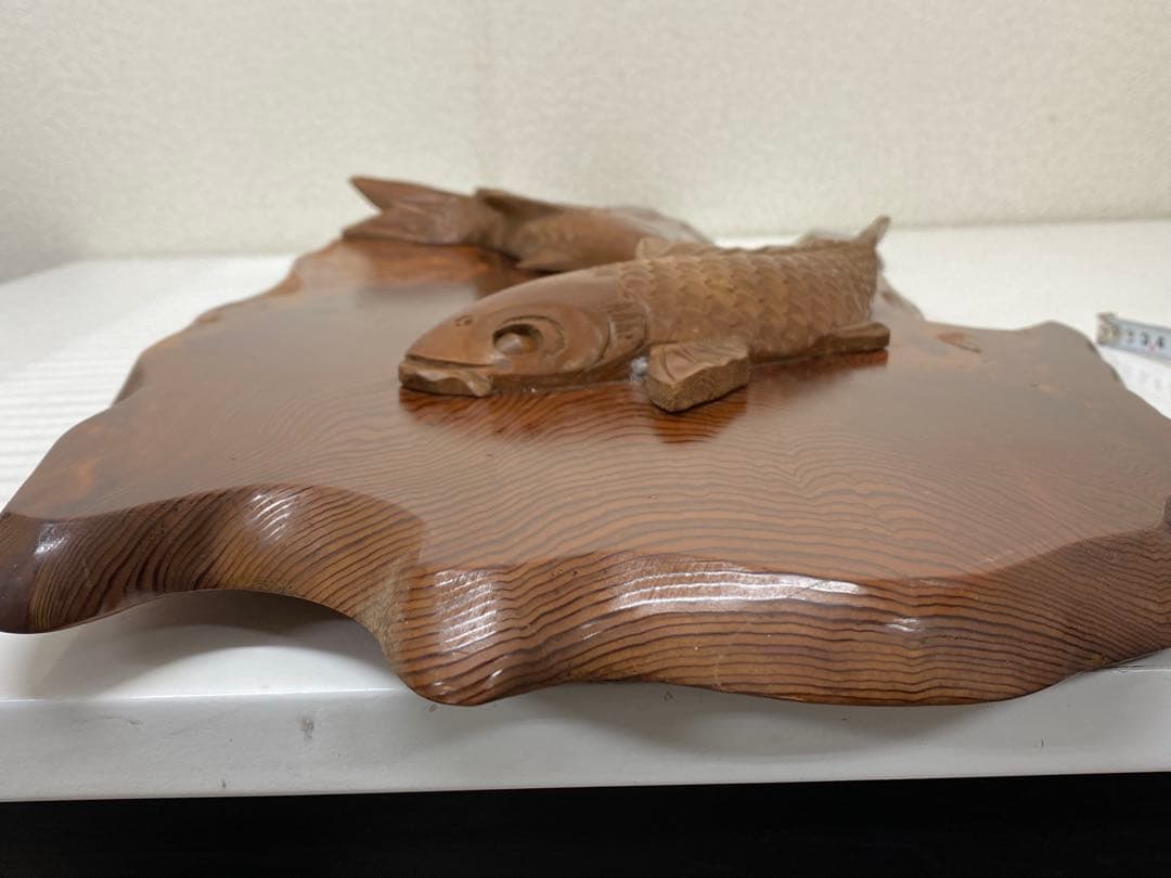 3-3292 屋久杉で作られた鯉の木彫りの工芸品・壁掛