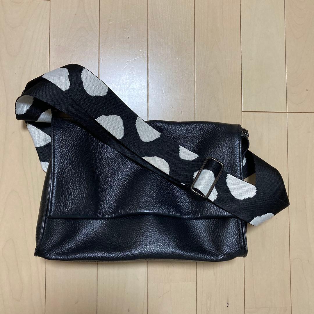 ⭐︎なみ様⭐︎イアパピヨネ　ワイドテープ黒 レザーボディバッグ