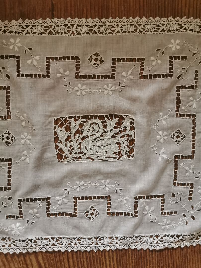 アンティーク 花咲く水辺の白鳥 オープンワーク アイレット花刺繍 レースパネル