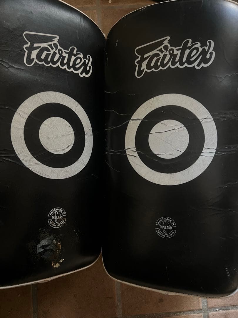 Fairtex キックミット ブラック/ホワイト