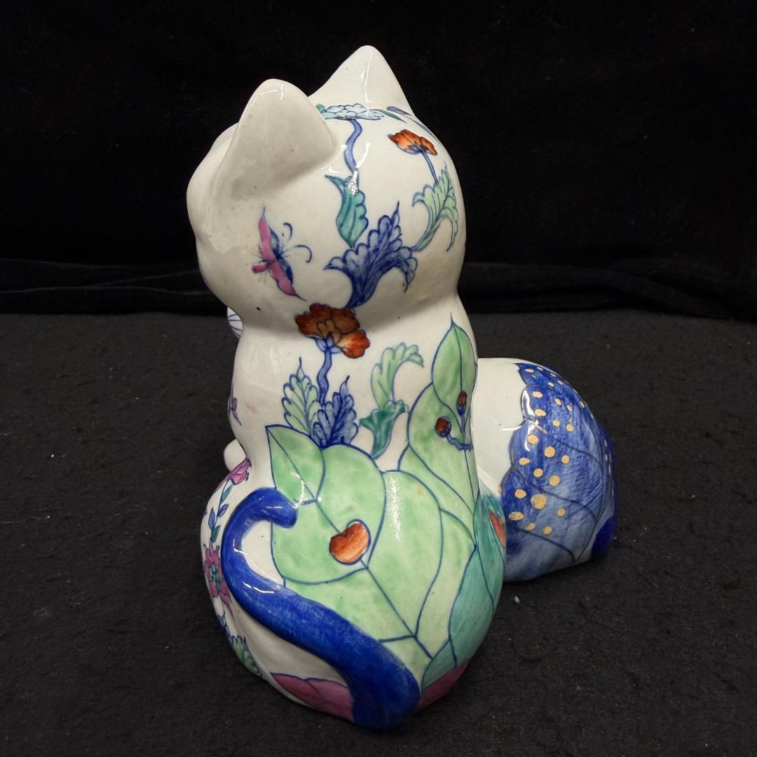 伊万里焼　花柄招き猫猫の置物 縁起物 商売繁盛 開運招福