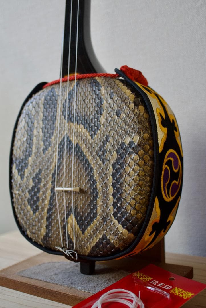 三線　沖縄　本皮強化張り 爪、ハードケース付　三味線　送料込み