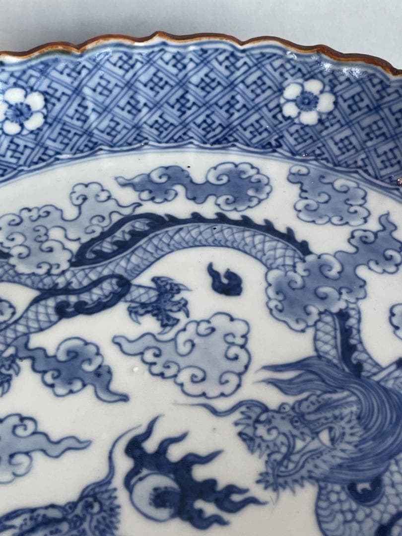 大明成化年製 古伊万里 大皿 染付 印判 双龍雲海 青花雲龍圖稜花盤 骨董 美品