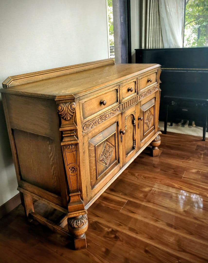 アンティーク家具　イギリス　木製彫刻サイドボード