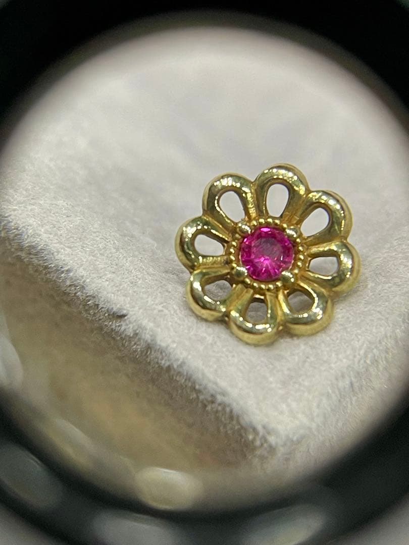 18K金の花デザイン ルビー宝石 ピンブローチ K18YG Gold ゴールド