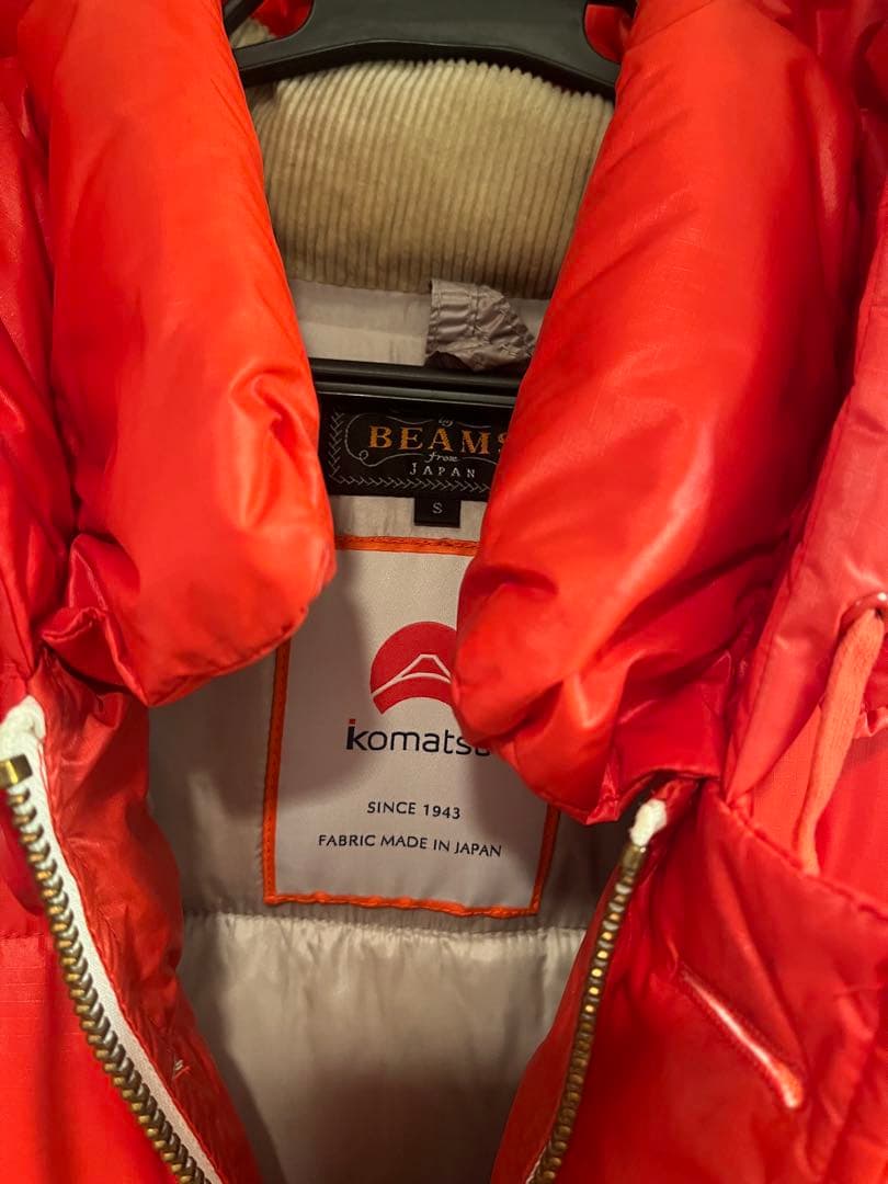 ビームスプラス　ダウンジャケット　コマツ　レッド