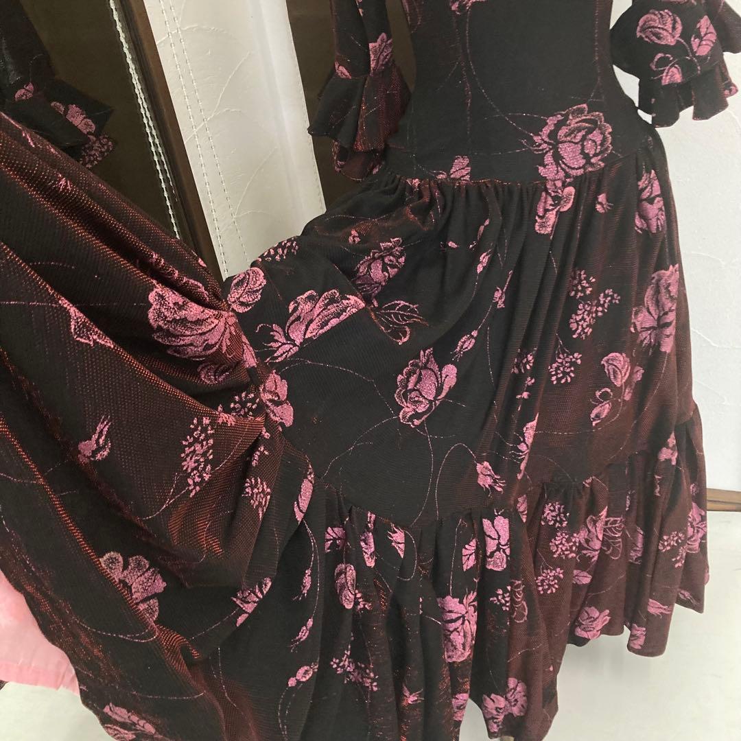 良品 フラメンコ ワンピース 伸びる生地 花柄 ピンクラメ ゴージャスフリル 黒