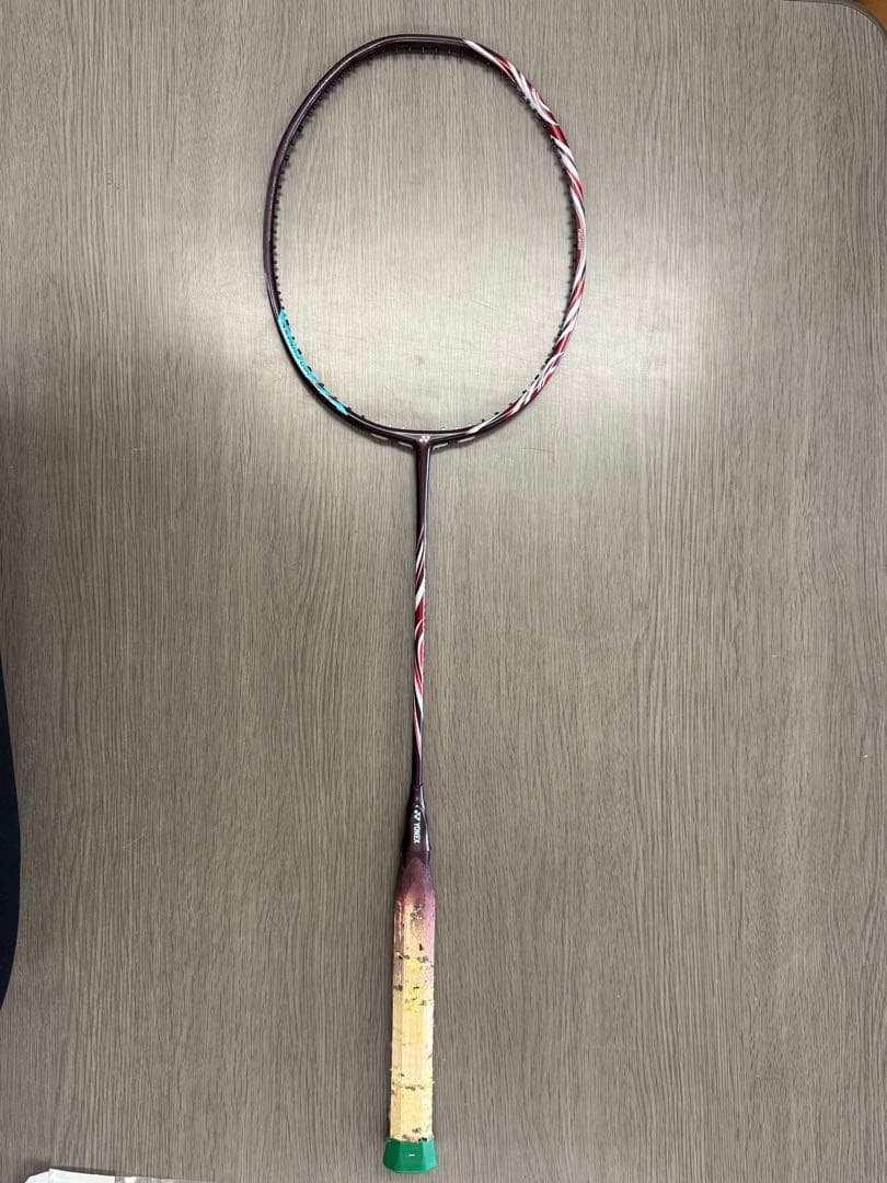 YONEX　アストロクス100ZZ　クレナイ