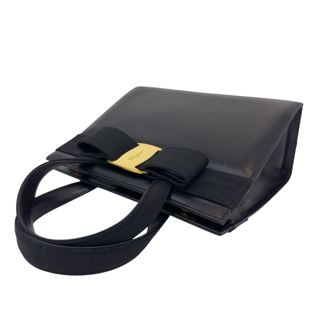 サルヴァトーレフェラガモ レザー Wホック ヴァラリボン ハンドバッグ