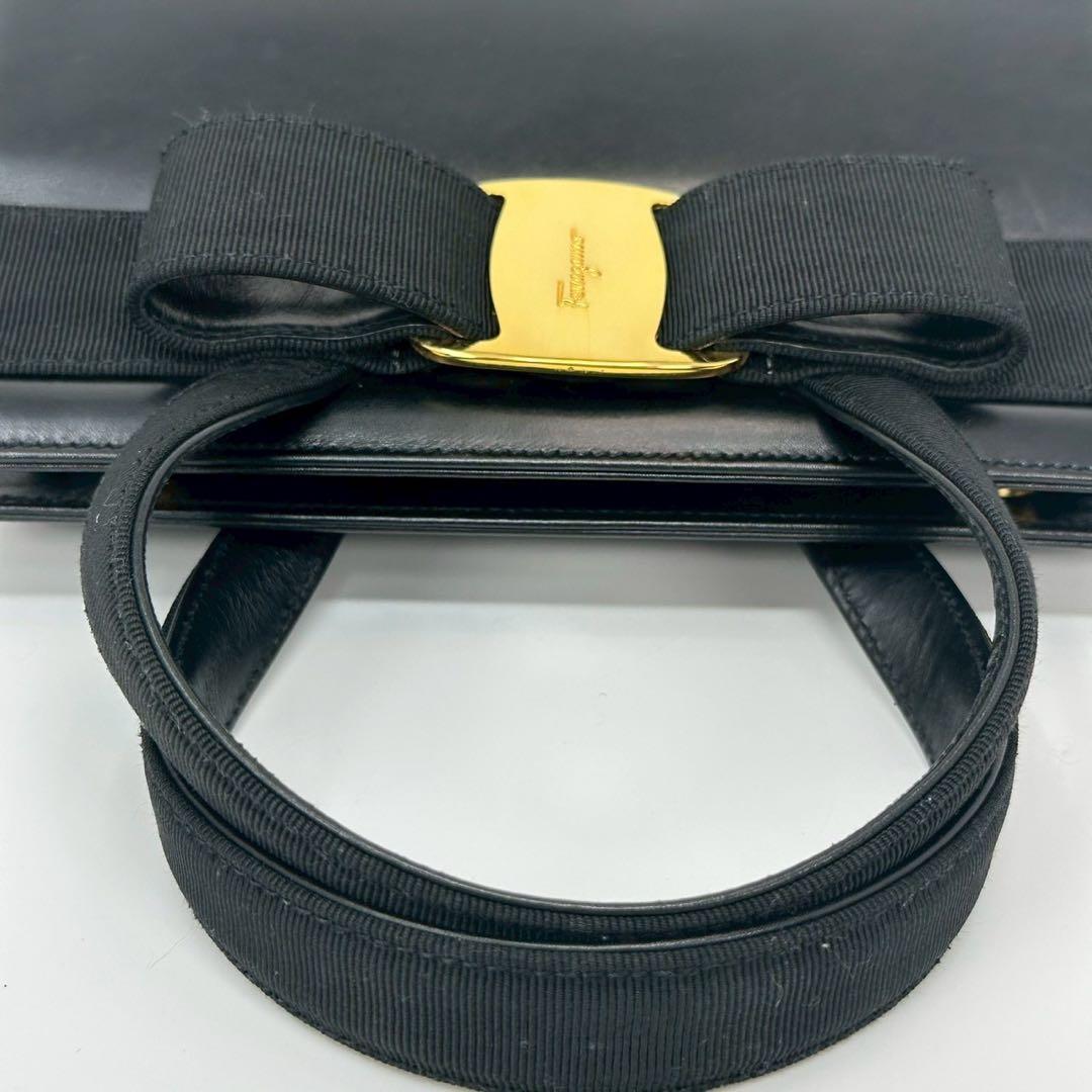 サルヴァトーレフェラガモ レザー Wホック ヴァラリボン ハンドバッグ