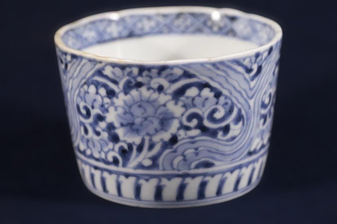 511　古伊万里大振染付大河蛇行菊花唐草図蕎麦猪口　無傷美品　江戸中期