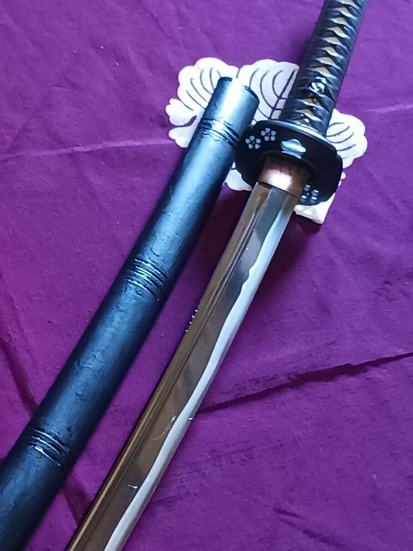 れお、模造刀真剣拵え 鞘.黒呂離れ千段、本朴木鮫牛革巻き、鉄鍔.鉄縁頭