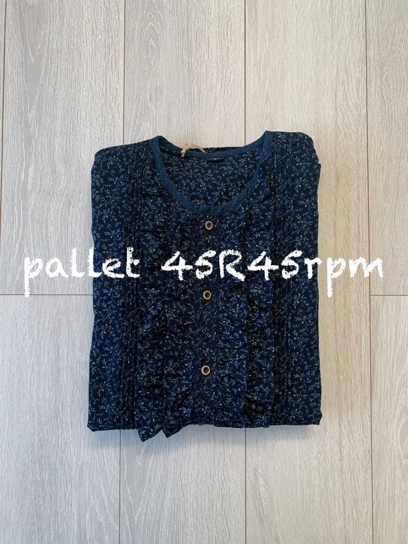 45R45rpm ツタフラワープリントのフリルブラウス(インディゴ)