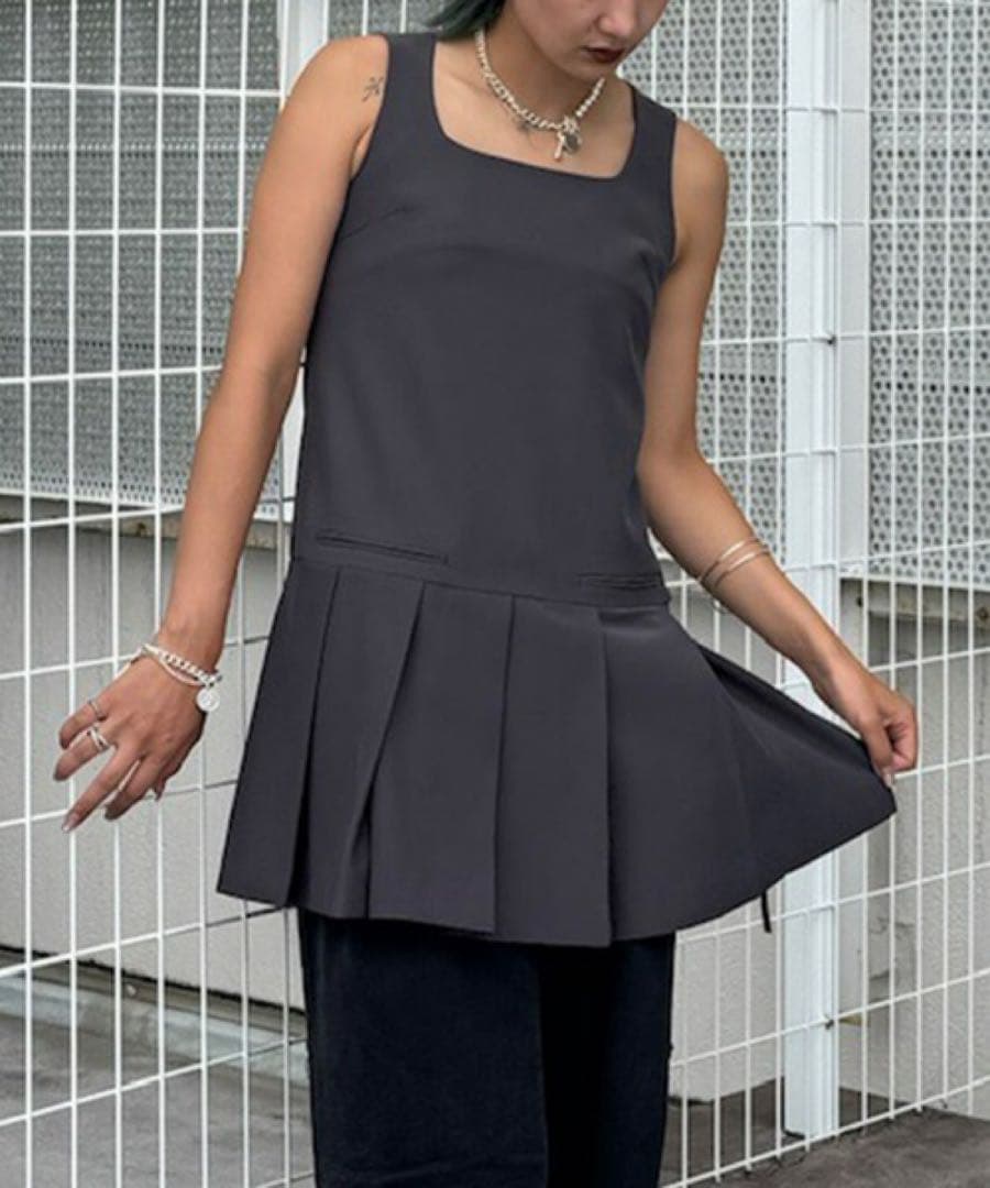 トップス SQUARE NECK LADY LIKE PLEATS TOP