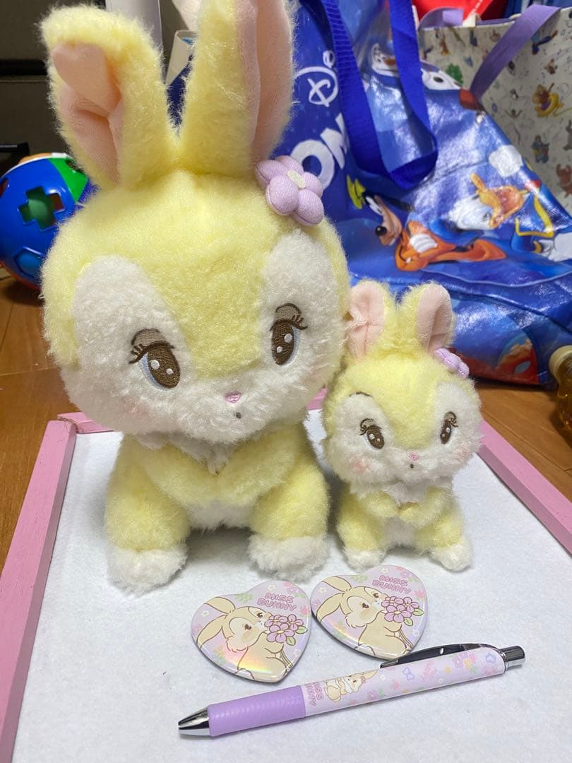 ディズニーストアmikkoミスバニーぬいぐるみキーチェーンとボールペンと缶バッジ