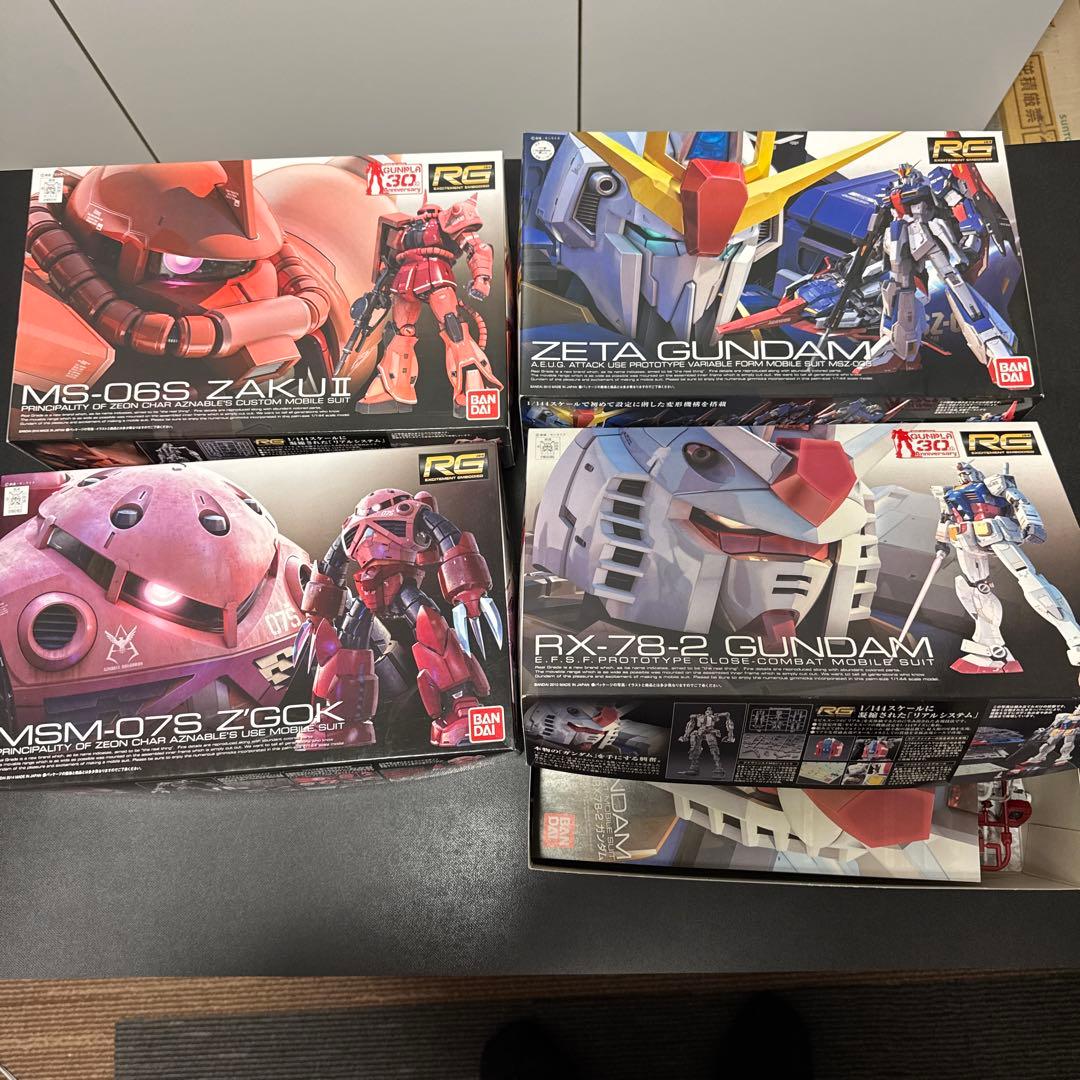 RG シャア専用ザク、シャア専用ズゴック、Ζガンダム、ガンダム（膝関節折れ）