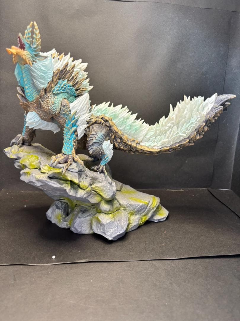 モンスターハンター　ジンオウガ　フィギュア　LED付