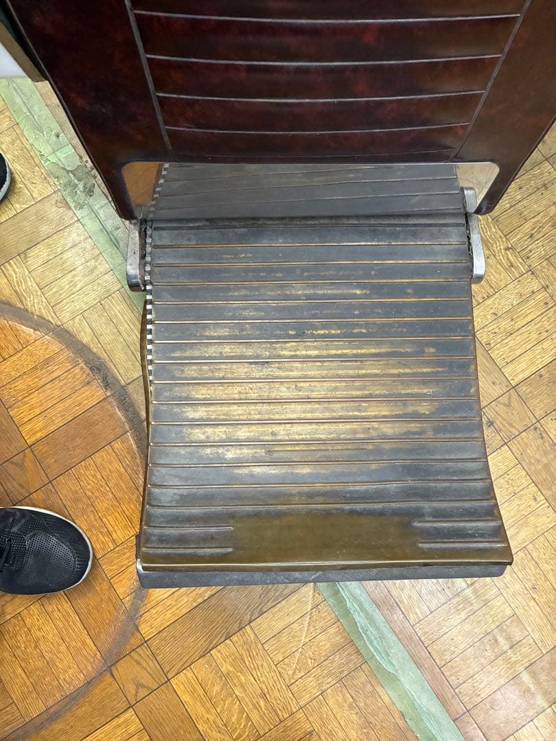 理容椅子　電動リクライニング理容椅子 ブラウン タカラ　８５９　中古