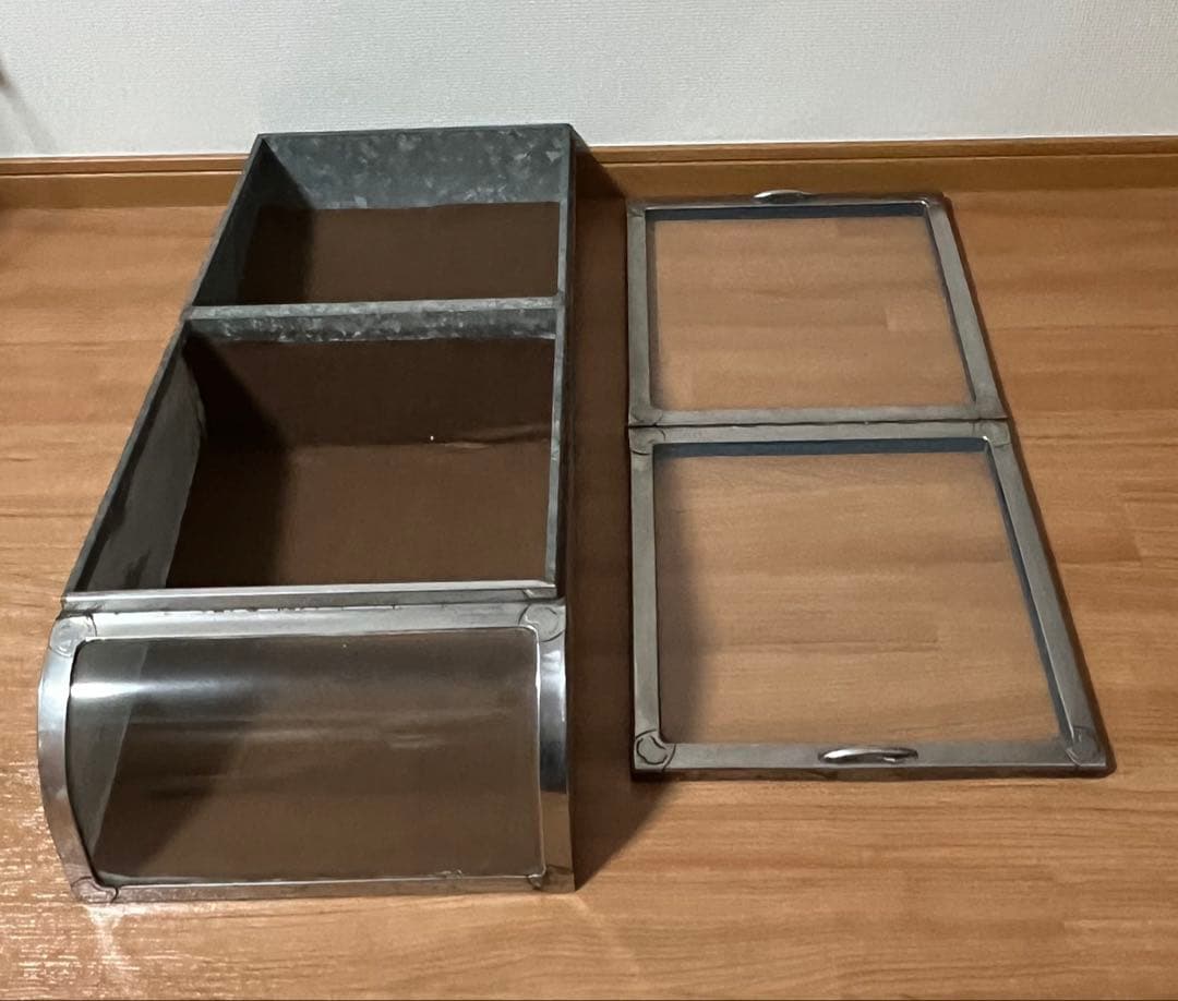 【2月限定価格】昭和レトロ　ブリキ製ショーケース（2枚扉、取り外し可能）