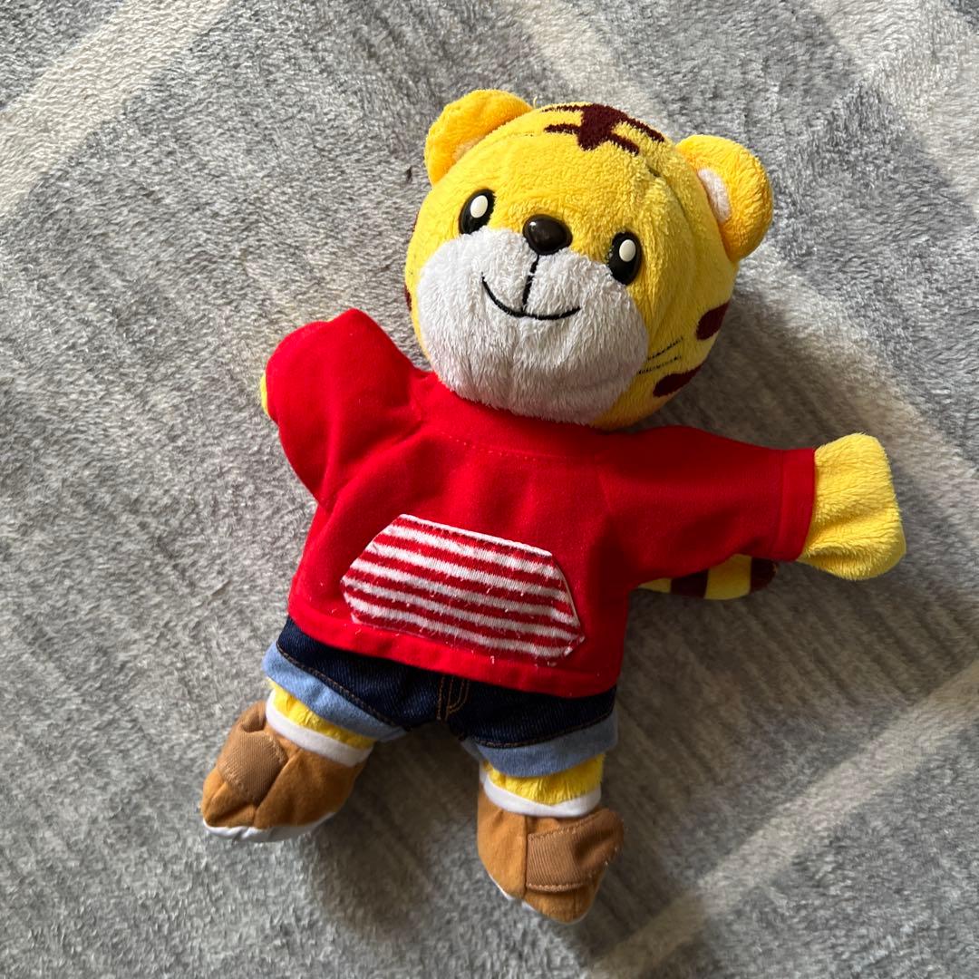 赤いセーターのクマのぬいぐるみ