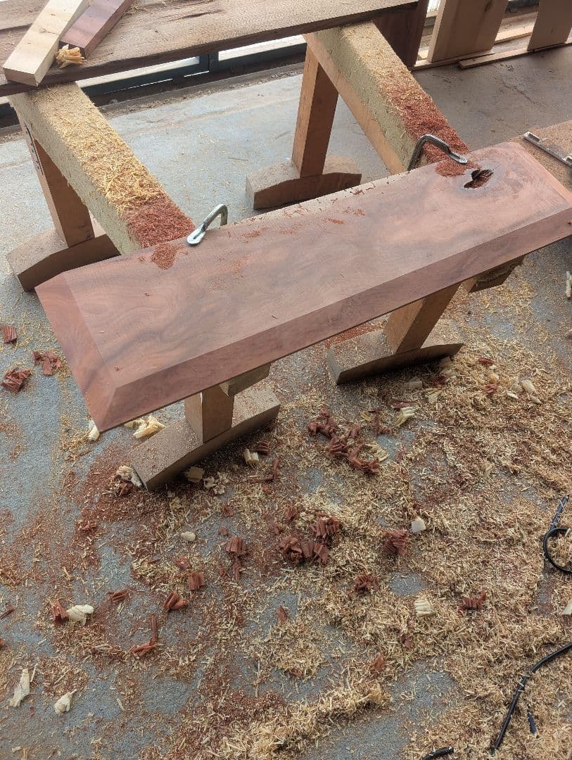 古材の赤栃板の置台　ディスプレイスタンド 一枚板　無垢の家具