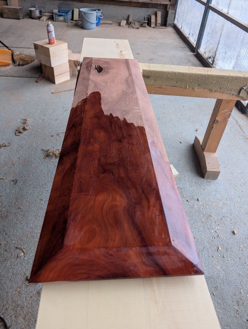 古材の赤栃板の置台　ディスプレイスタンド 一枚板　無垢の家具