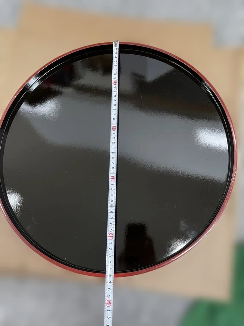 黒い円形プレートと白いプレートセット