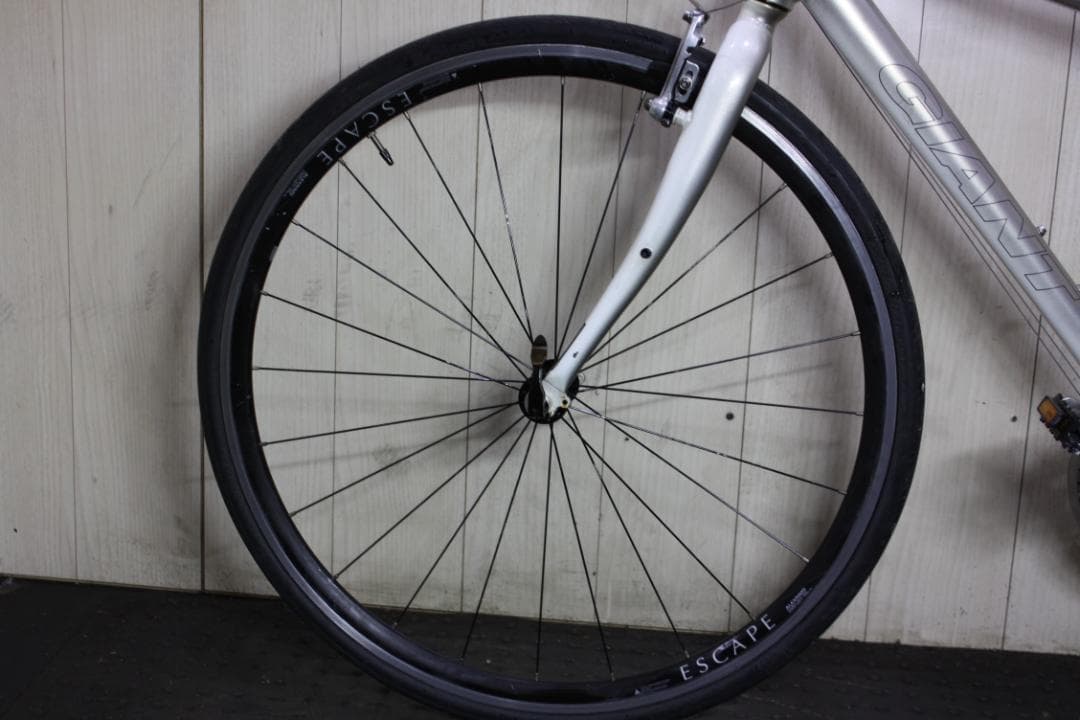 GIANT ESCAPE R3 700C 24速 430mm SILVERクロス