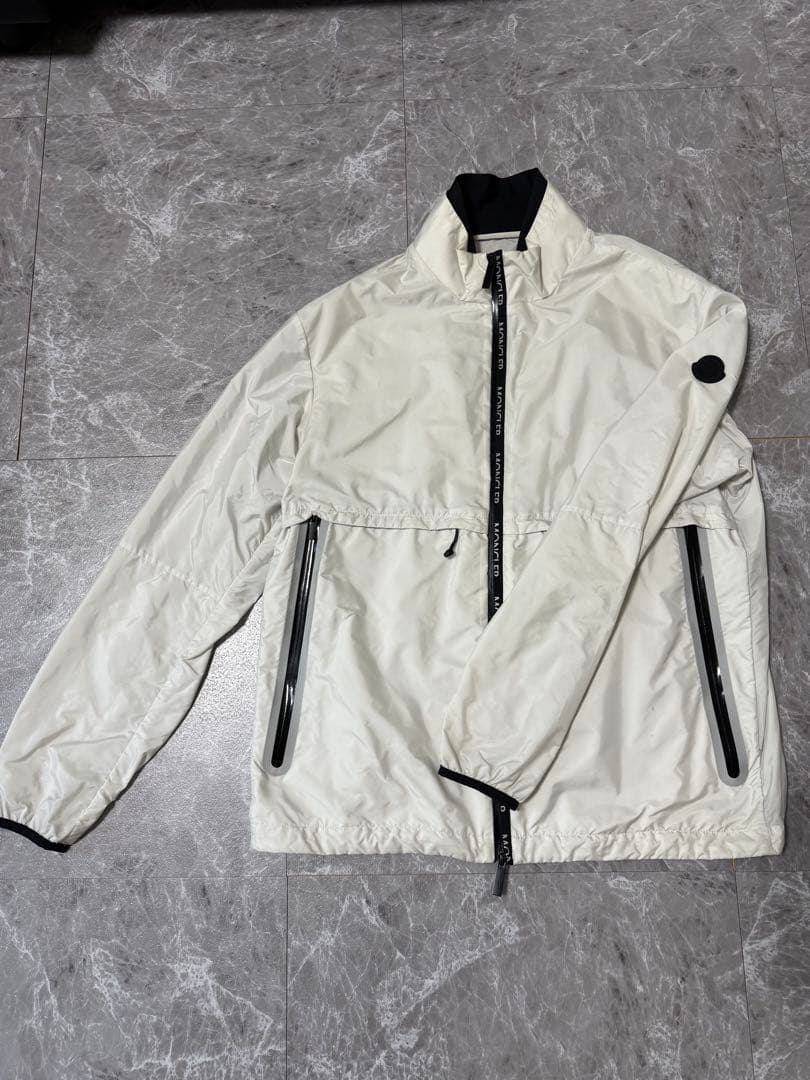 モンクレール ホワイトナイロンジャケット