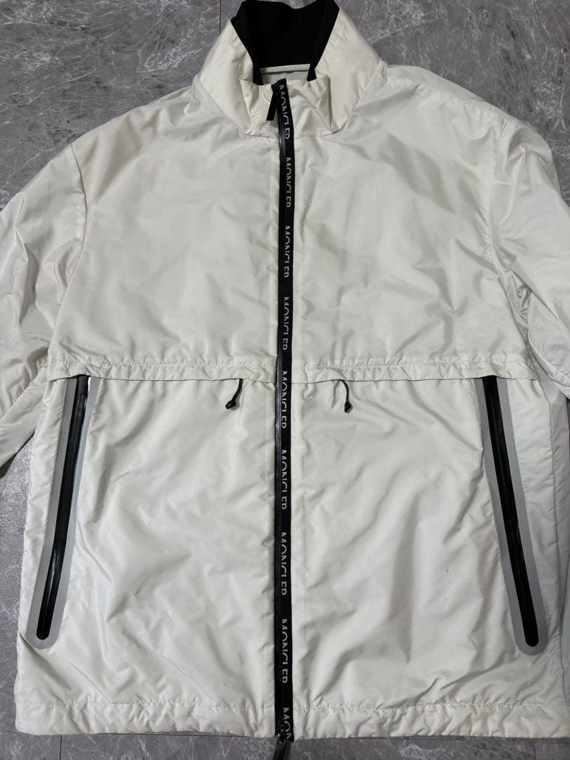 モンクレール ホワイトナイロンジャケット
