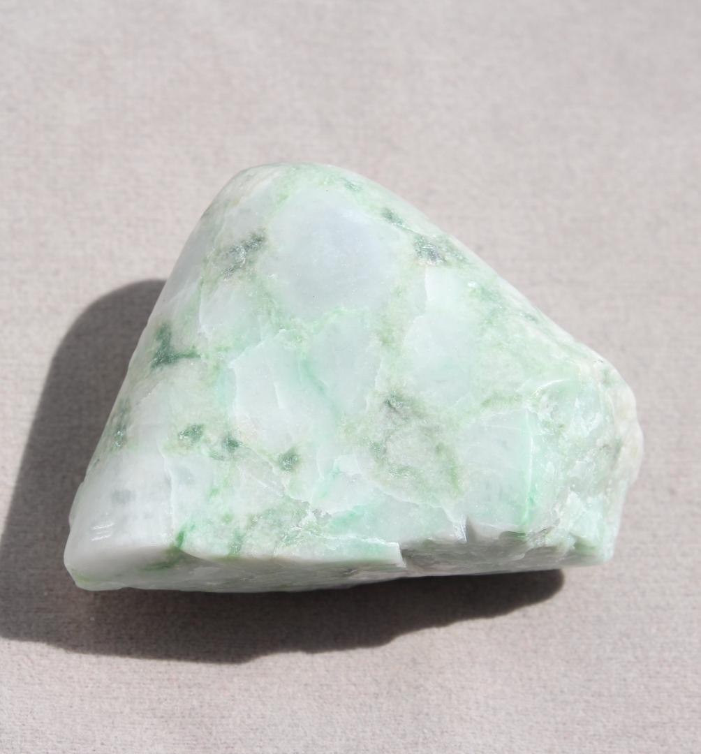 ［品のある白緑］糸魚川翡翠 圧砕系 原石 112.1g