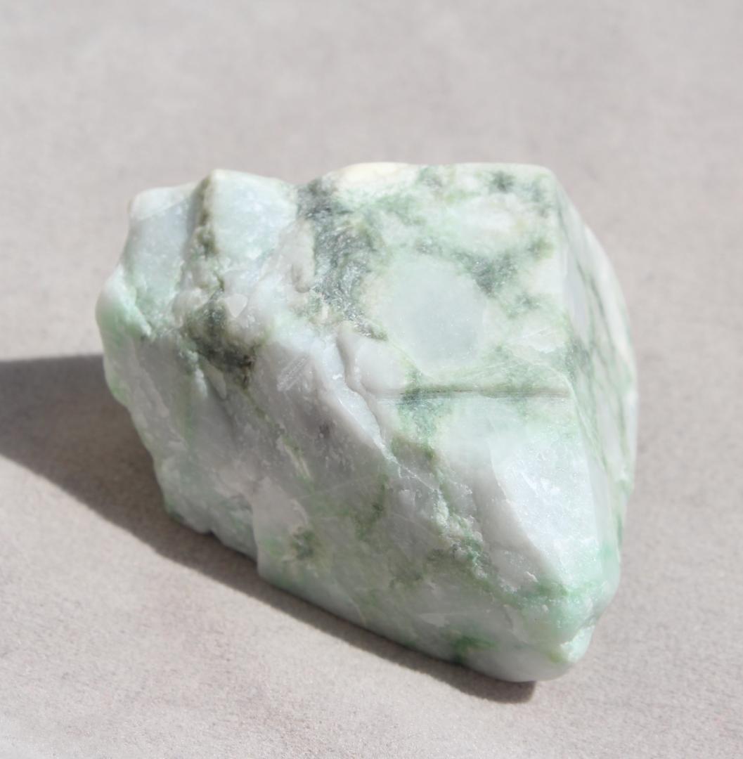 ［品のある白緑］糸魚川翡翠 圧砕系 原石 112.1g