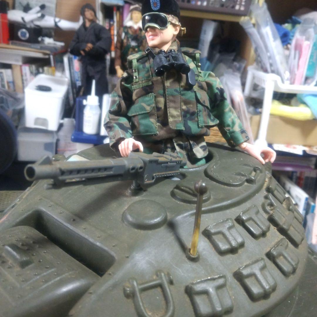 ドラゴン1/6女性兵士と同スケールのスコーピオン軽戦車かシュリダン戦車？のセット