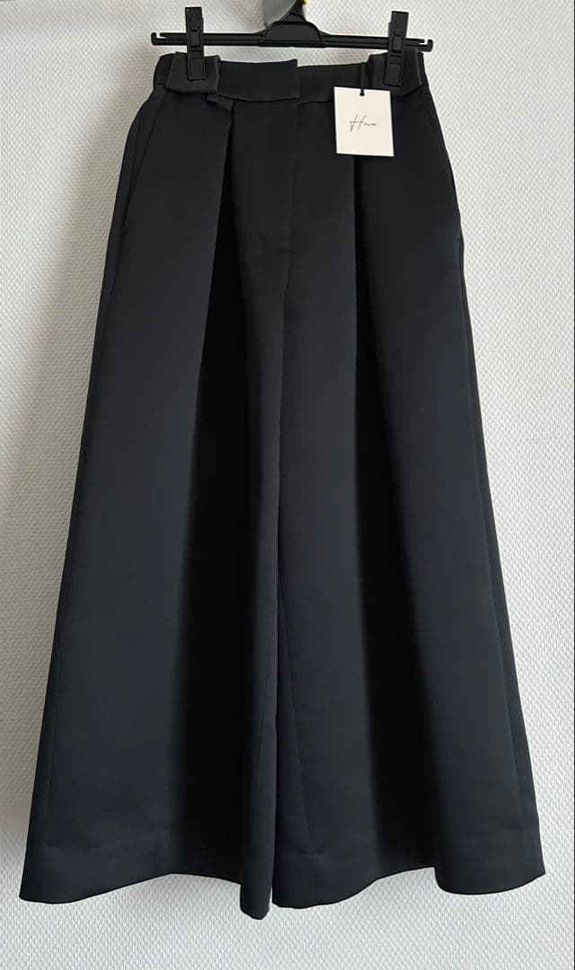 新品タグ付き★heve サテンフレアガウチョパンツ　ブラック36