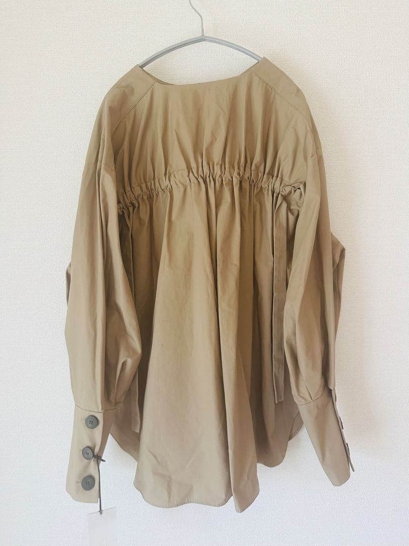 【未使用・タグ付】HER. バックギャザーブラウス 2024SS